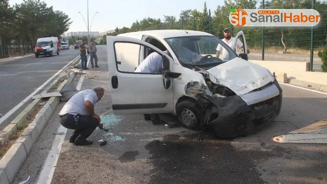 Karşı şeride geçip otomobile çarptı: 3 yaralı