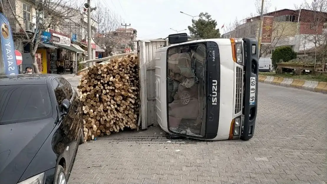 'Kavak yüklü kamyonet devrildi'