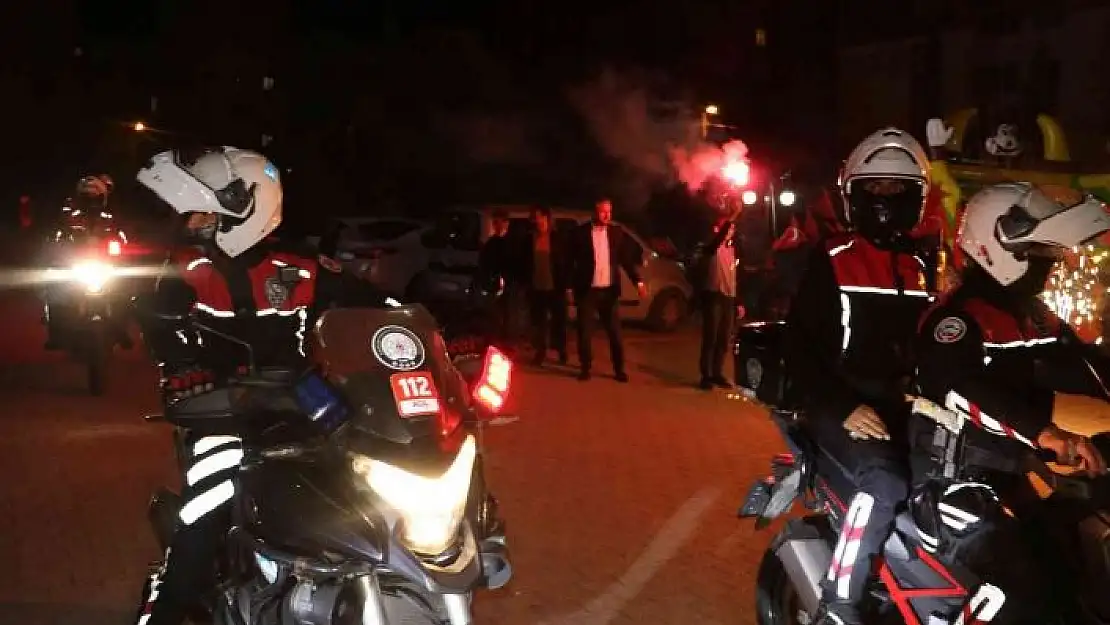'Kavga ihbarına giden polis ekiplerine çocuklardan bayraklı sürpriz'