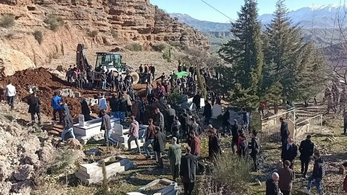 'Kavgada hayatını kaybeden 6 kişiden 4´ü toprağa verildi'