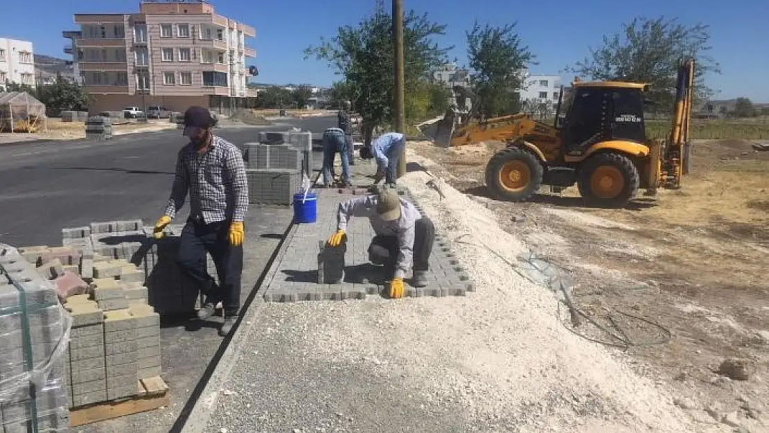 'Kavi caddesinde kaldırım düzenleme çalışması sürüyor'