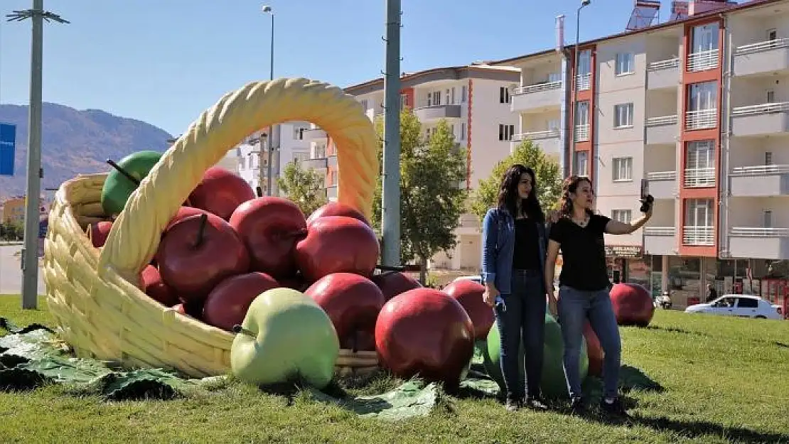 'Kavşaklar elmalarla süslendi'