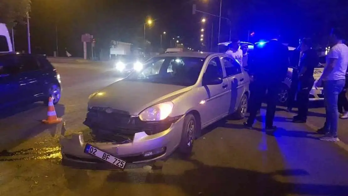 'Kavşakta iki otomobil çarpıştı: 2 yaralı'