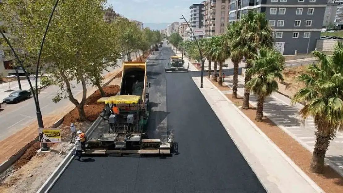 'Kavurucu sıcaklarda asfalt işçilerinin zorlu mesaisi'