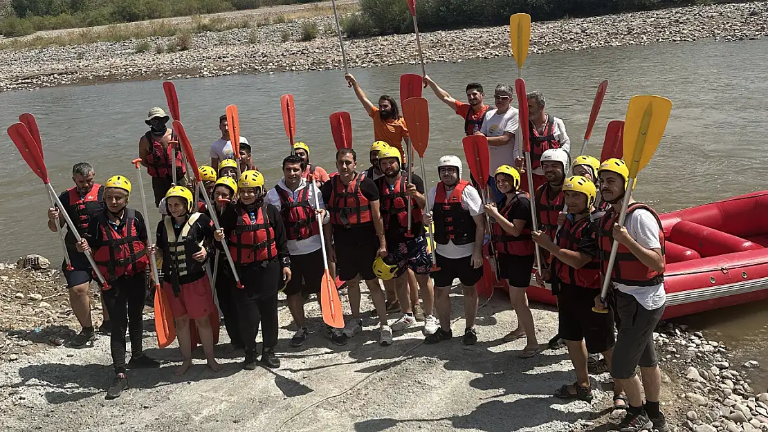 Kavurucu sıcaklarda rafting yaparak serinlediler