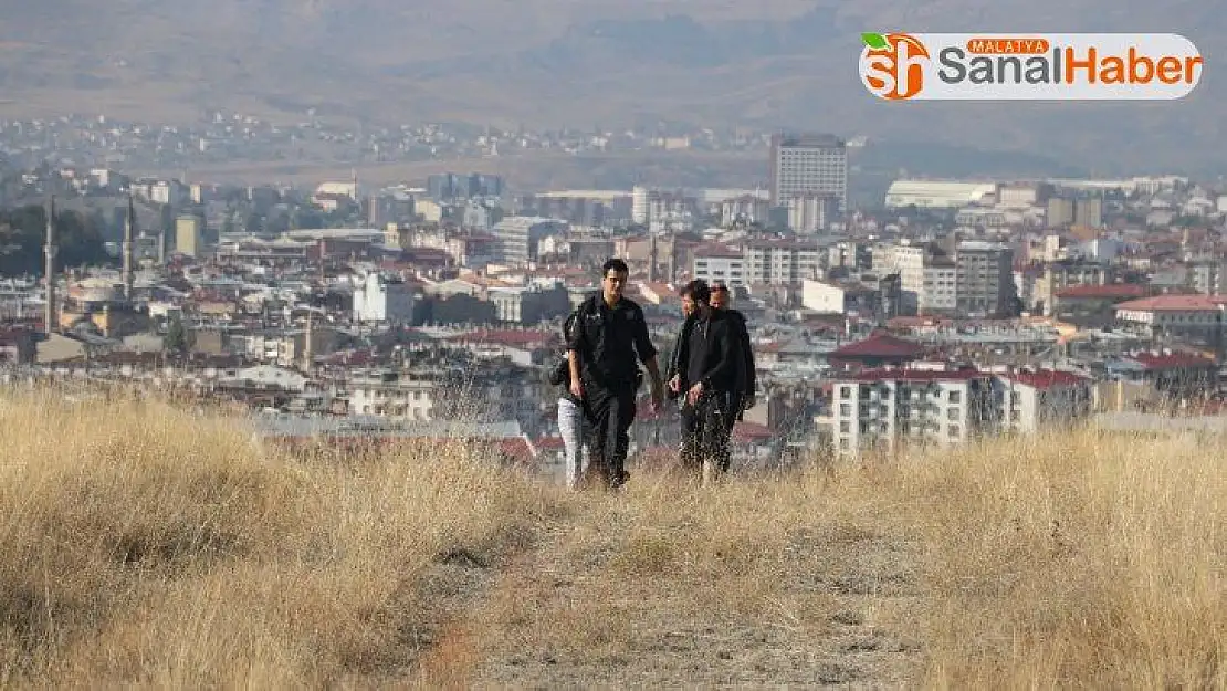 Kayalıklarda mahsur kaldılar, 5 saat kurtarılmayı beklediler