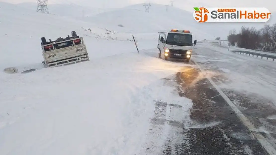 Kaygan yolda devrilen kamyonet ters döndü: 1 yaralı