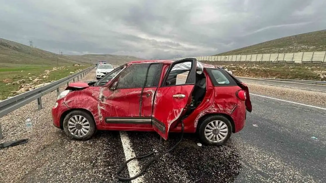 'Kayganlaşan yolda karşı şeride geçip takla attı: 3 yaralı'