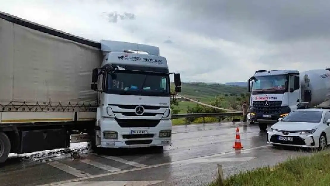 'Kayganlaşan yolda makaslayan tır ulaşımı aksattı'