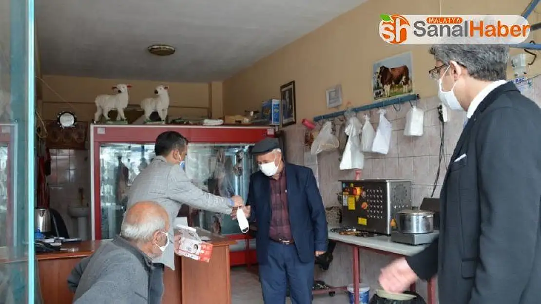 Kaymakam Çalışır maske dağıttı