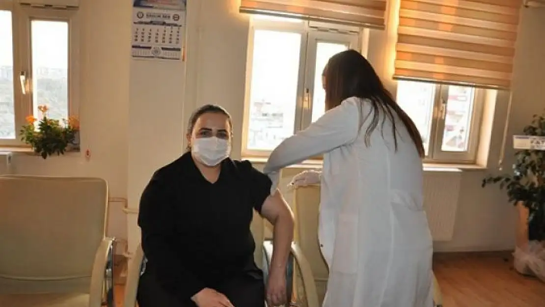 'Kaymakam Demir ilk doz aşısını yaptırdı'