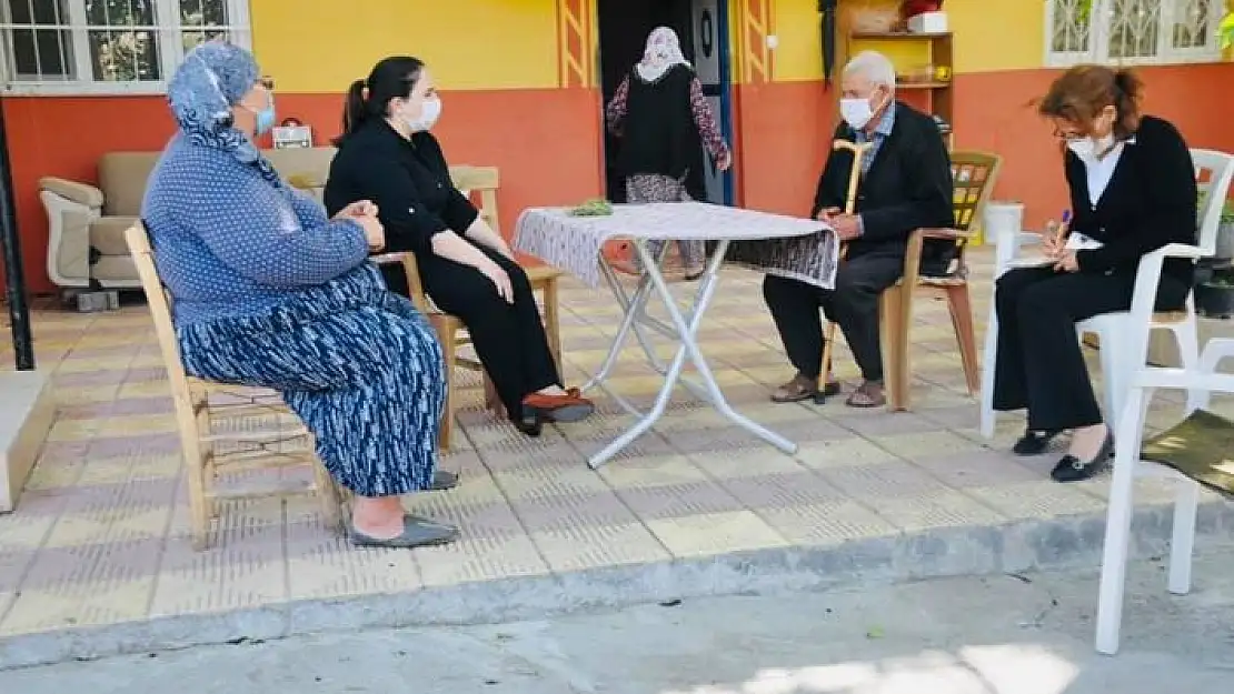 'Kaymakam Demir yaşlılarla evlerinde bir araya geliyor'