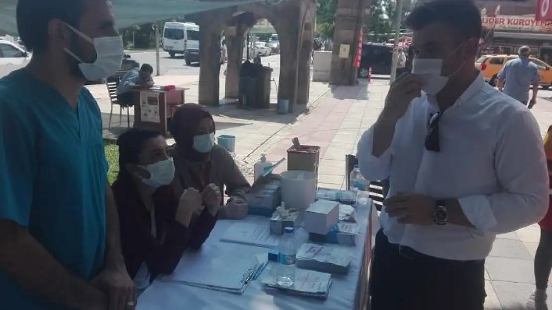 'Kaymakam Karaloğlu, vatandaşları aşı olmaları için ikna ediyor'