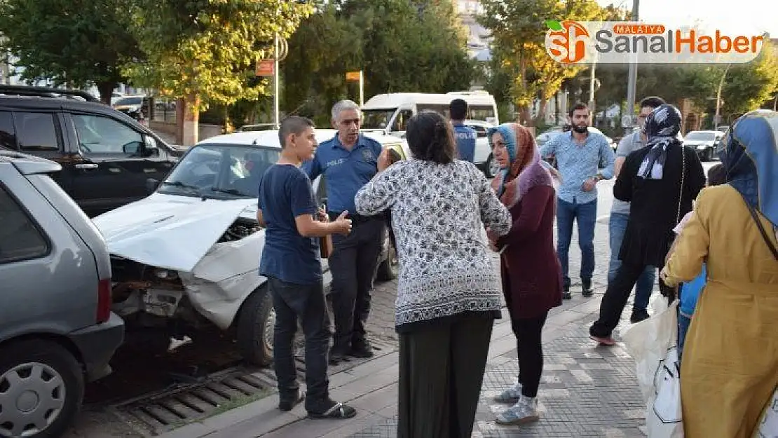 Malatya´da Kaza yapan araç sürücüsü otomobili bırakıp kaçtı