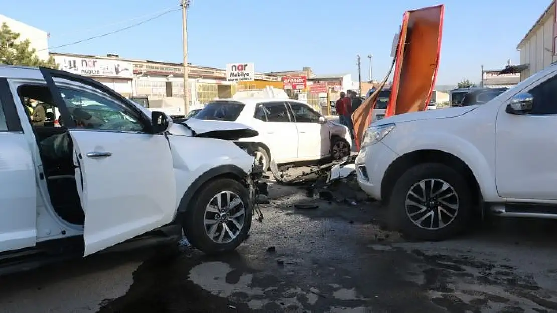 'Kaza yapan araçlar park halindeki araçlara vurdu,2 yaralı'