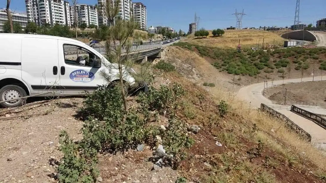 'Kaza yapan hafif ticari aracın sürücüsü ölümden döndü'