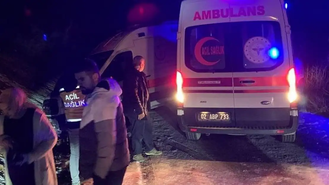 'Kaza yerine giden iki ambulans buzlanma nedeniyle yoldan çıktı'