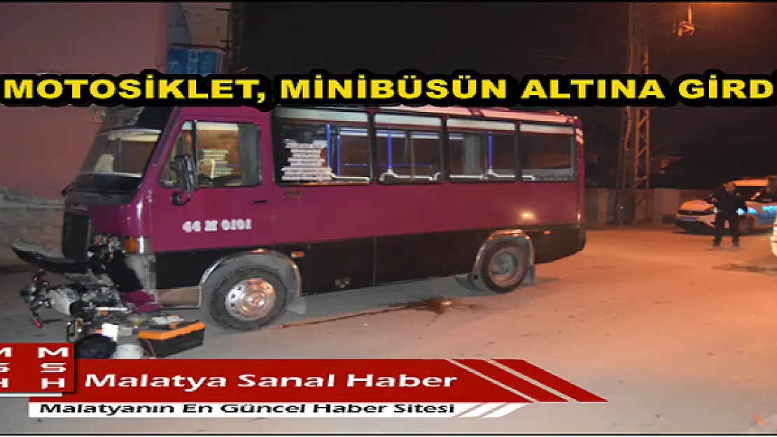 MOTOSİKLET, MİNİBÜSÜN ALTINA GİRDİ