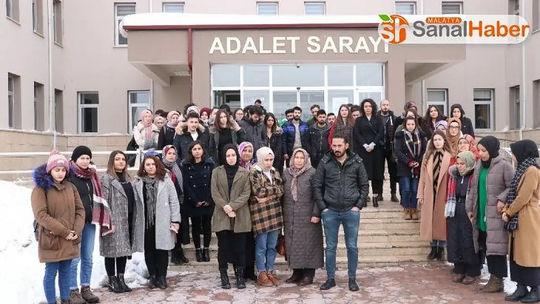 Kazada ölen arkadaşları için adliye önünde toplandılar