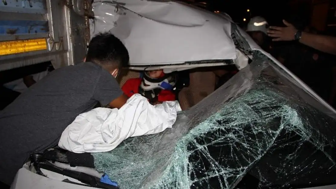 'Kazada savrulan araç tırın altına girdi, sıkışan yaralı kurtarıldı'