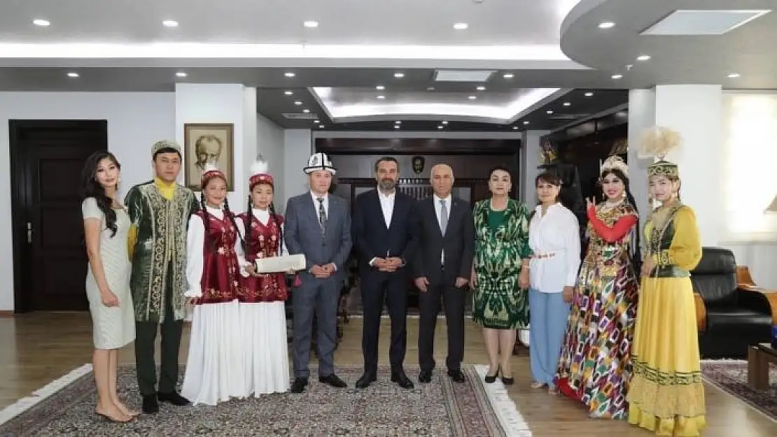 'Kazakistan, Kırgızistan ve Özbekistan sanat toplulukları Başkan Şerifoğulları ile bir araya geldi'