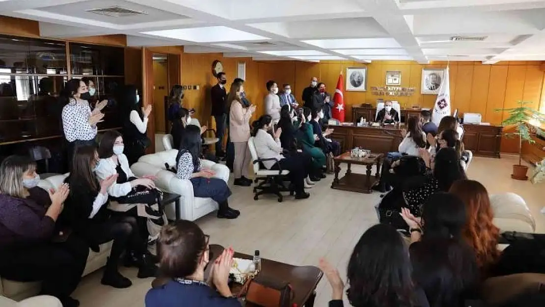 'Kazakistanlı öğrencilerden Rektör Göktaş ile bir araya geldi'