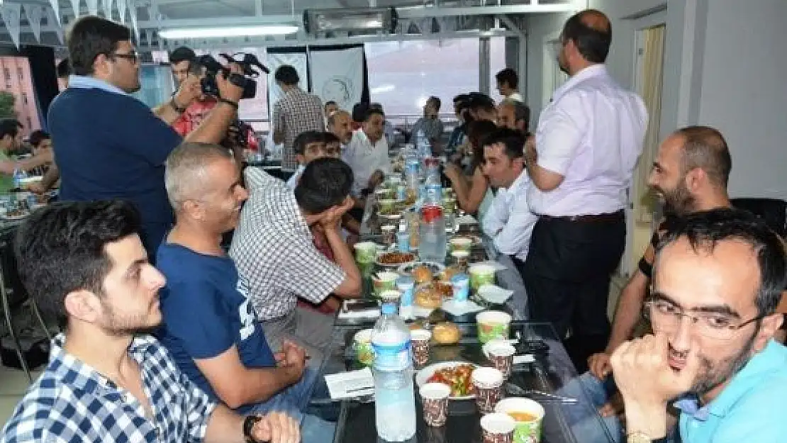 Malatya Damızlık Koyun ve Keçi Yetiştiricileri Birliği Başkanı İhsan Akın, Ramazan ayı münasebetiyle iftar yemeği verdi.