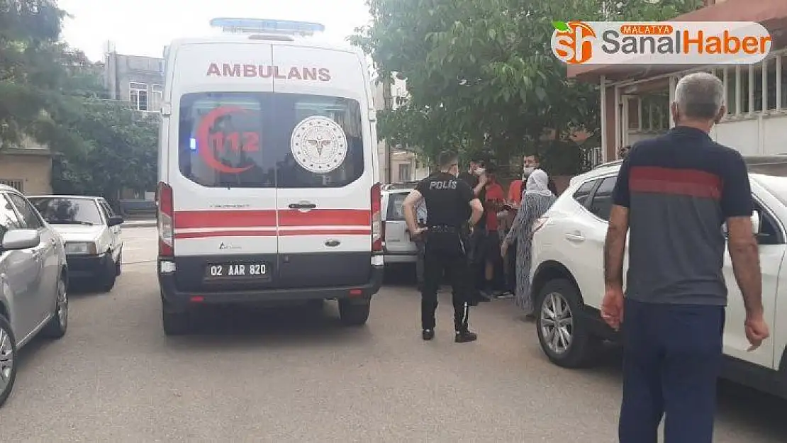 Kendi kendini bıçaklayarak yaraladı