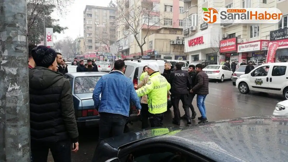 Kendini uyaran garsona saldırdı