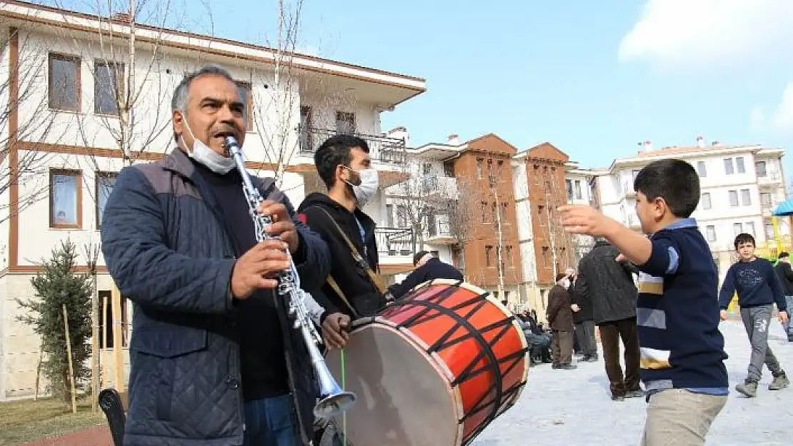 'Kentsel dönüşümle evlerine kavuştular, başkanı davullu zurnalı karşıladılar'