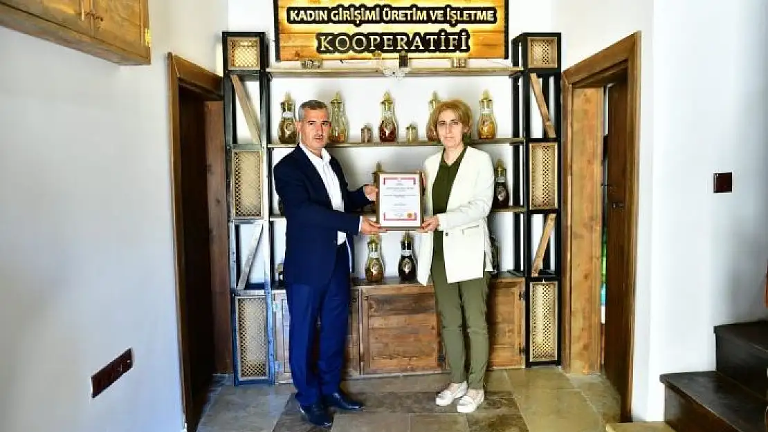 'Kiraz yaprağı sarmasının coğrafi işaret tescil belgesi kadınlara teslim edildi'