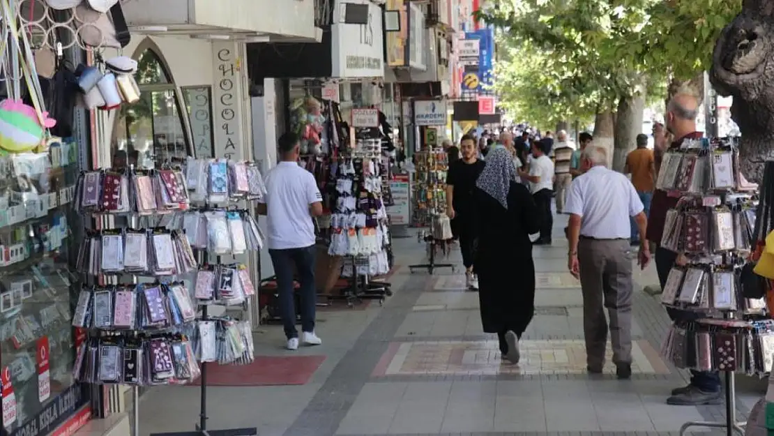 Kışla Caddesi'nde elektrik kesintisine esnaftan tepki