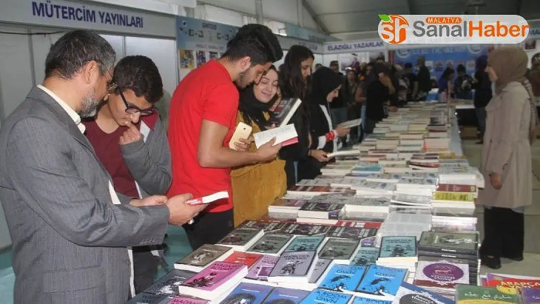 Kitap fuarını 3 günde 30 bin kişi ziyaret etti