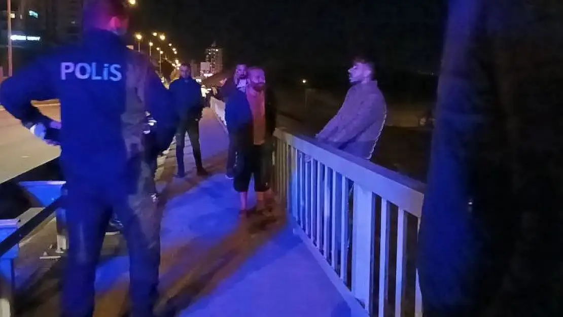 'Kız arkadaşı ile tartışıp köprüye çıkan genç ekiplere zor anlar yaşattı'
