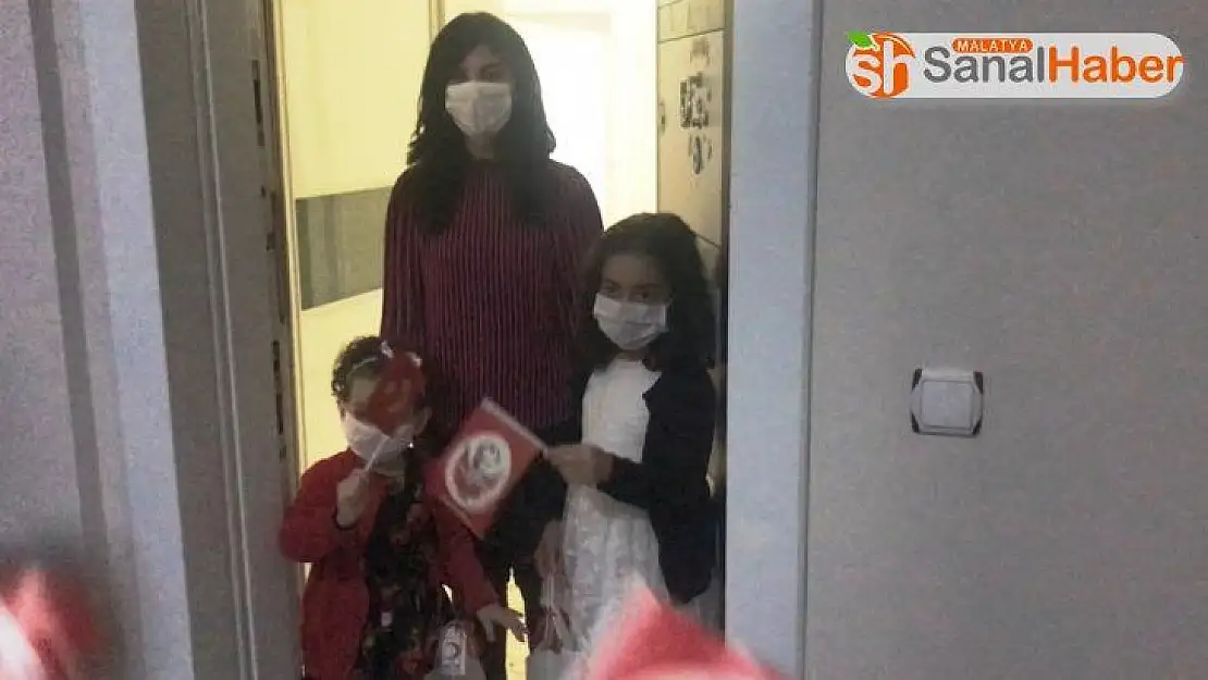 Kızılay sağlık çalışanlarının çocuklarını unutmadı