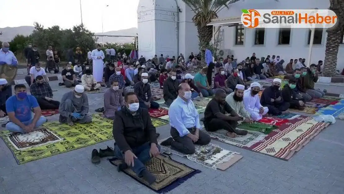 KKTC'de bayram namazı kılındı