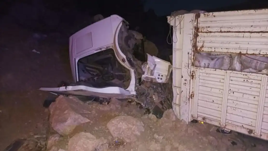 'Kömür taşıyan kamyon takla attı: 2´si ağır 3 yaralı'