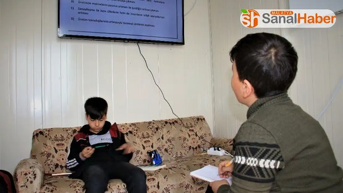 Konteyner evlerdeki öğrenciler, televizyon ve internetten derslerini işlemeye başladı