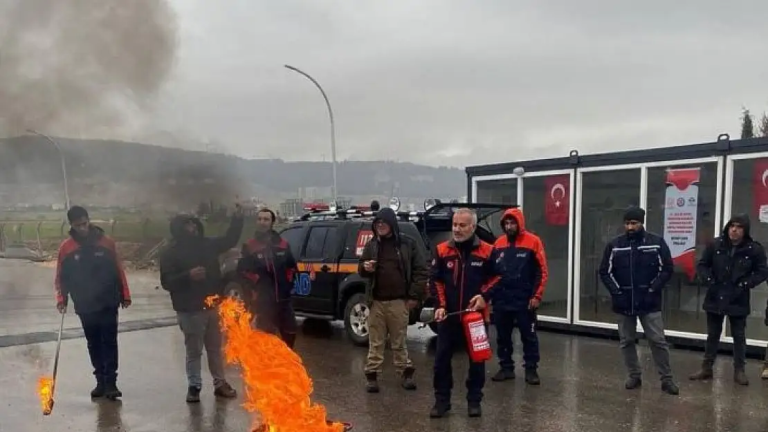 'Konteyner kent yönetimlerine yangın söndürme eğitimi'