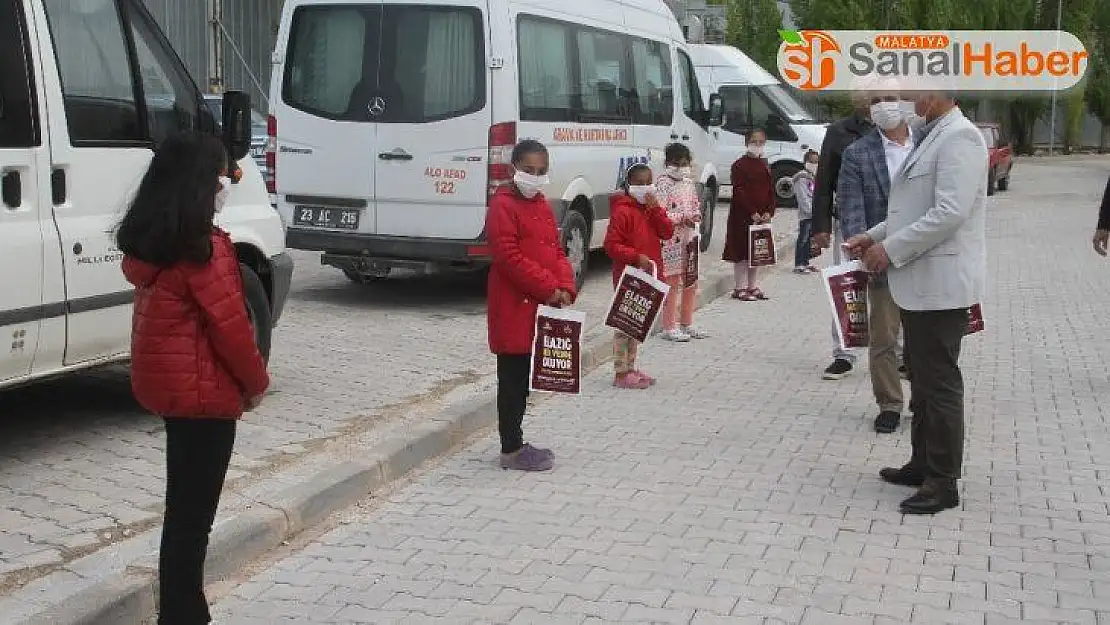 Konteyner kentte sosyal mesafeli kitap dağıtımı