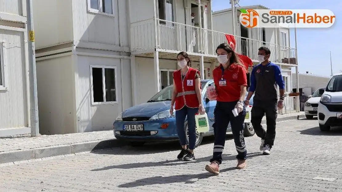 Konteyner kentte yaşayan ailelere, dezenfektan dağıtıldı