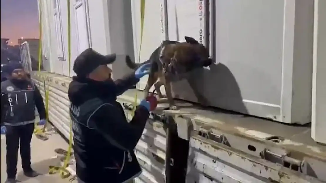 'Konteyner yüklü tırda 146 kilo uyuşturucu ele geçirildi: 3 gözaltı'