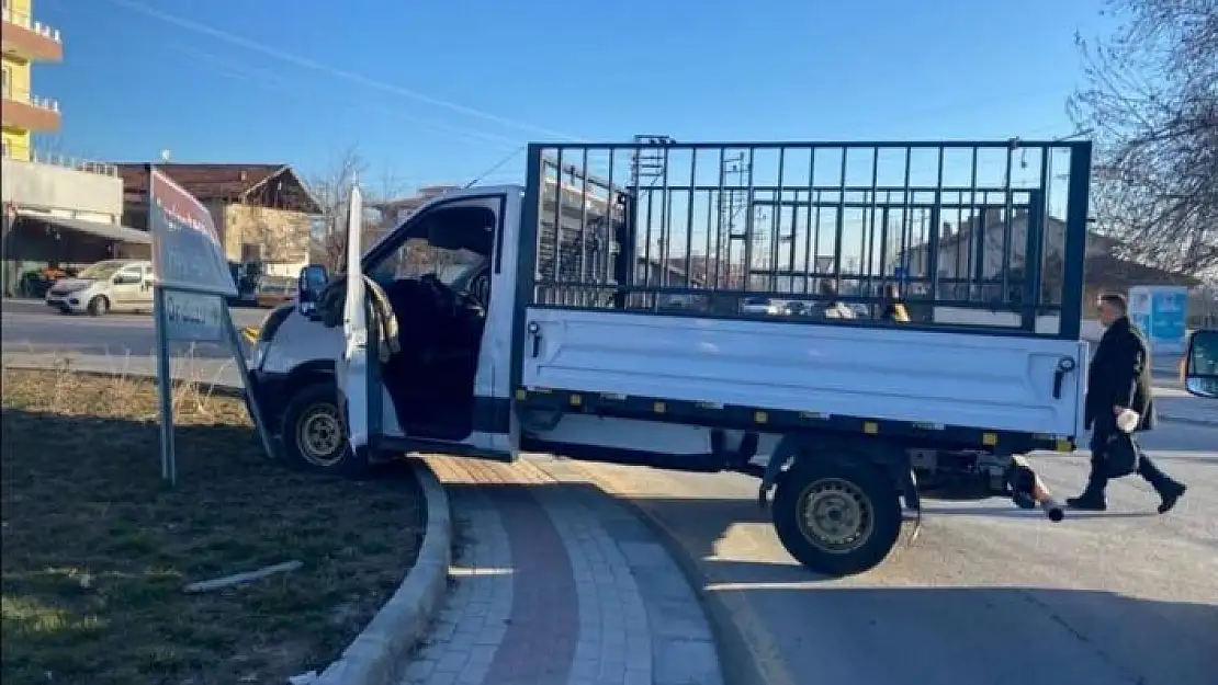 'Kontrolden çıkan kamyonet kaldırıma çıktı: 1 yaralı'