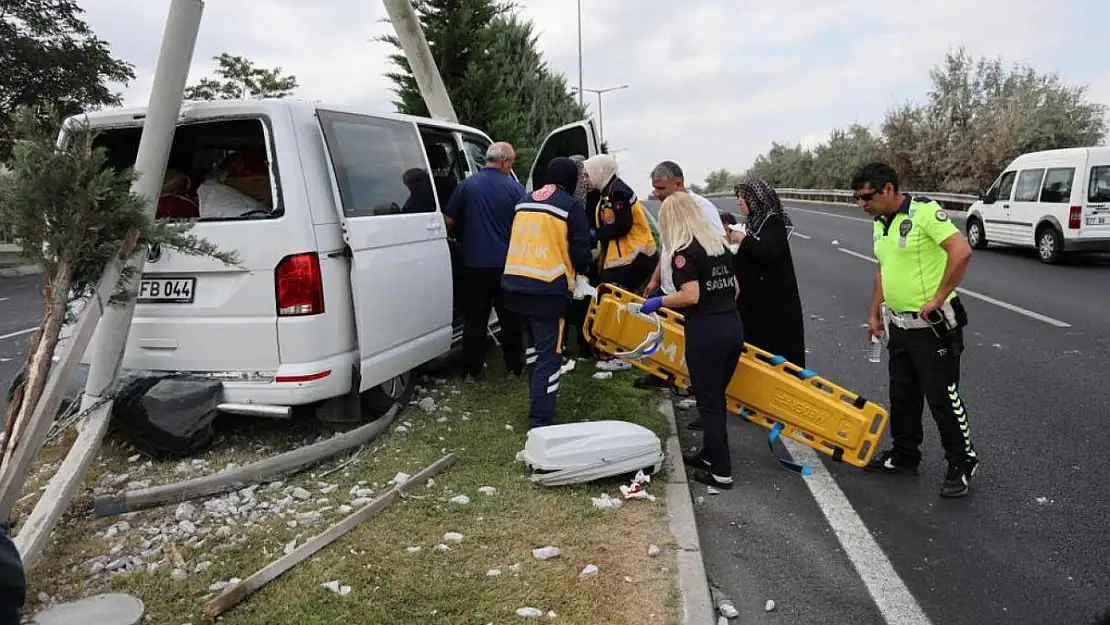 Kontrolden çıkan minibüs aydınlatma direğine çarptı: 2 yaralı