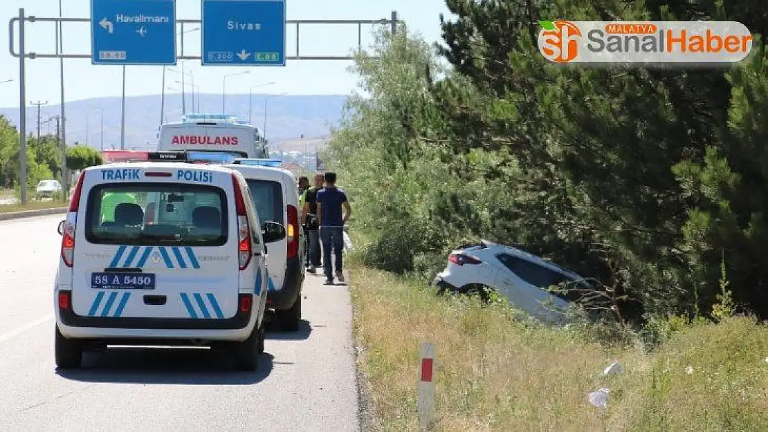 Kontrolden çıkan otomobil ağaca çarptı: 2 yaralı