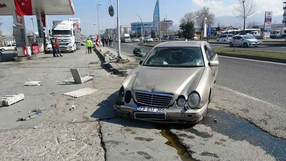 'Kontrolden çıkan otomobil akaryakıt istasyonuna daldı'