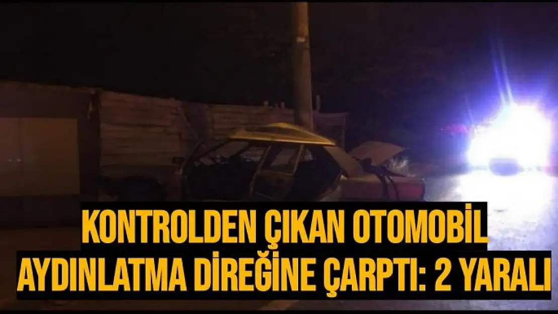 Kontrolden çıkan otomobil aydınlatma direğine çarptı