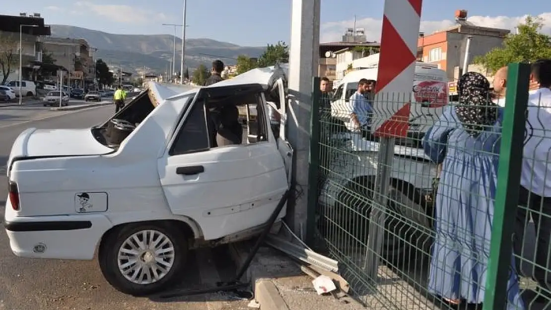 'Kontrolden çıkan otomobil aydınlatma direğine çarptı: 3 yaralı'