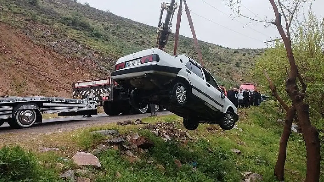 'Kontrolden çıkan otomobil gölete düştü: 2 yaralı'