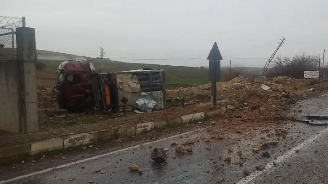 'Kontrolden çıkan tır elektrik direğine çarptı: 1 yaralı'